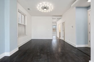 2924 W 38th Pl, Unit 2 in Chicago, IL - Building Photo - Building Photo