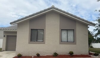 5865 Strawberry Lakes Cir in Greenacres, FL - Building Photo
