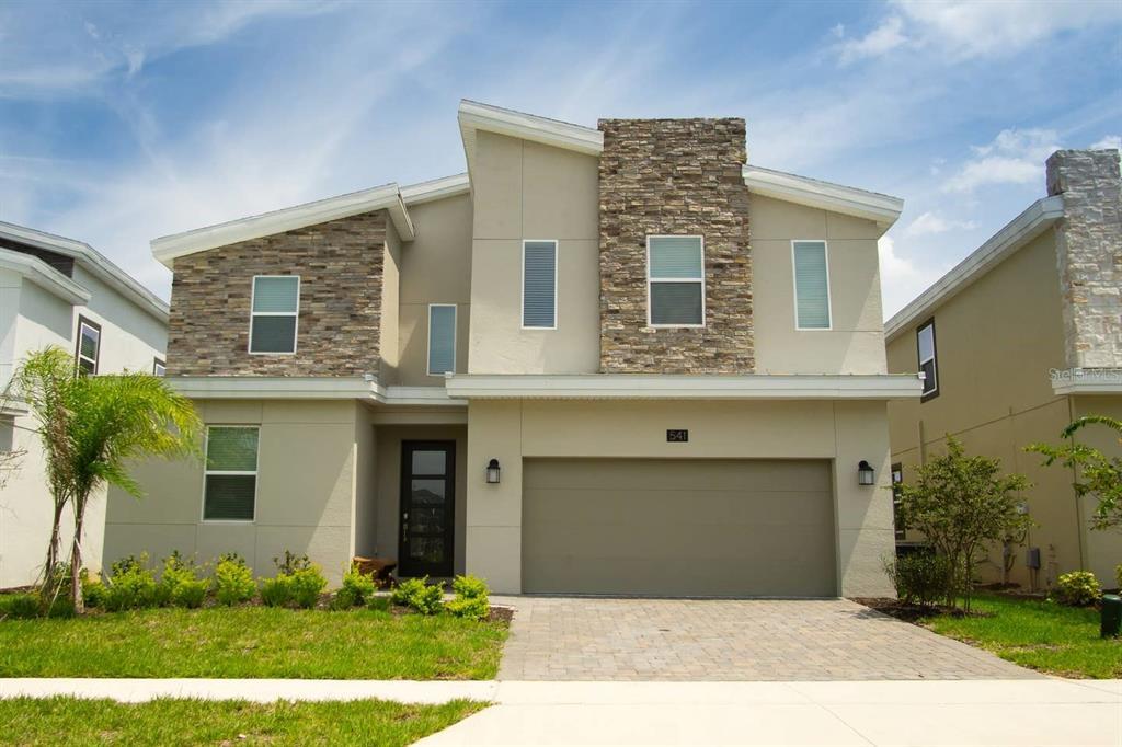 541 Pebble Beach Dr in Davenport, FL - Foto de edificio