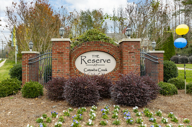 The Reserve at Catawba Creek in Gastonia, NC - Foto de edificio - Building Photo