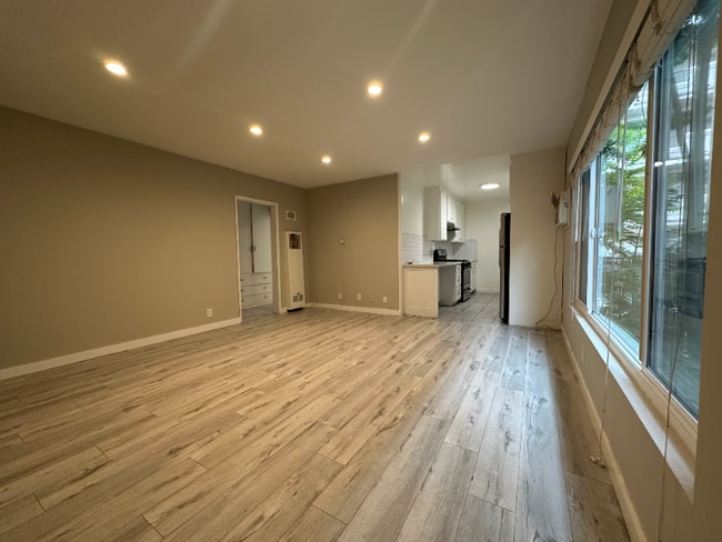 7555 De Longpre Ave