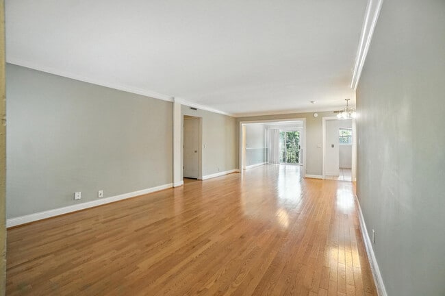 2270 Madison Rd, Unit 1B in Cincinnati, OH - Building Photo - Building Photo