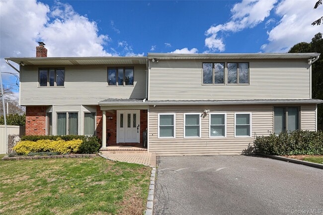 11 Otsego Ave in Dix Hills, NY - Building Photo - Building Photo