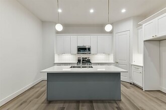 7709 Earl Rudder Wy in Houston, TX - Foto de edificio - Building Photo