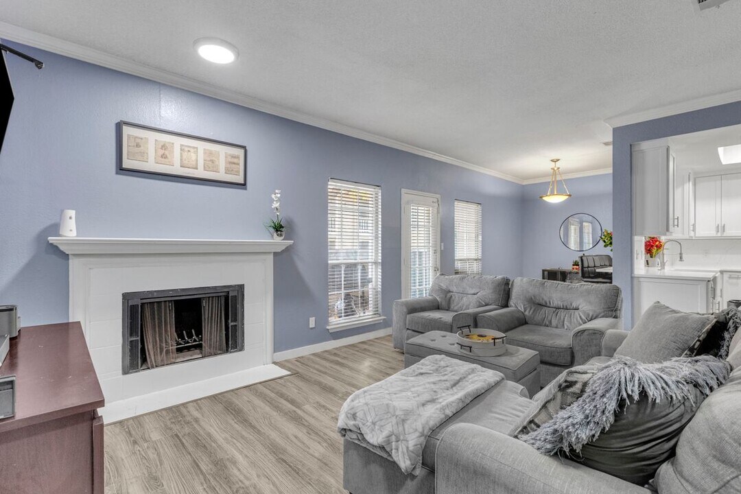 8600 Coppertowne Ln in Dallas, TX - Building Photo