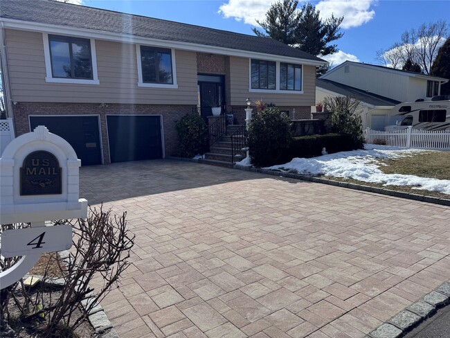 4 Branding Iron Ln in Glen Cove, NY - Building Photo - Building Photo