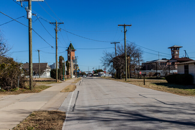 320 W Hudgins St in Grapevine, TX - Building Photo - Building Photo