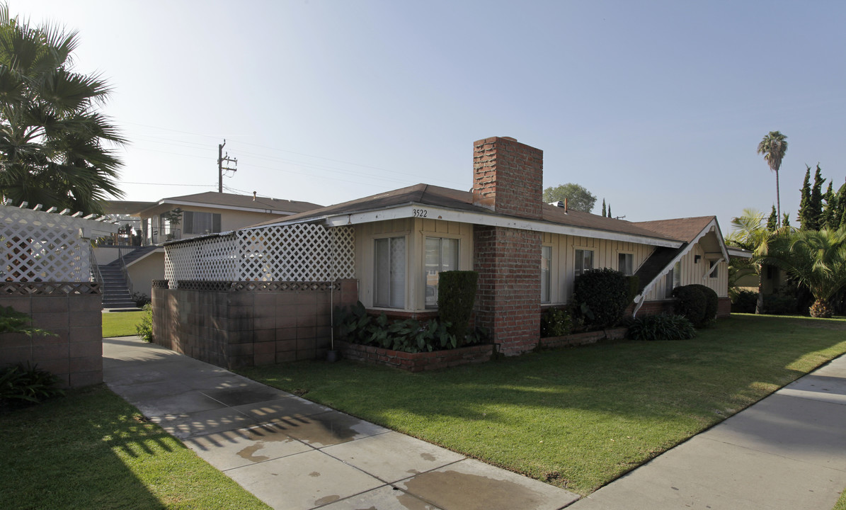 3522 W Mungall Dr in Anaheim, CA - Foto de edificio