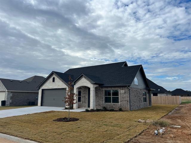 1323 Oleander Dr in Tolar, TX - Foto de edificio - Building Photo