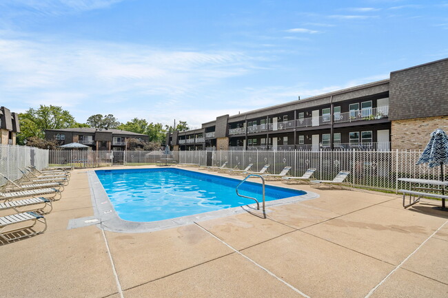 Four Seasons Apartments in Des Moines, IA - Foto de edificio - Building Photo