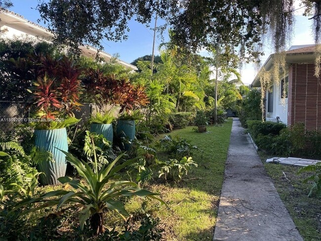 812 NE 90th St in Miami, FL - Building Photo - Building Photo