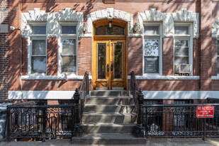 65 Meserole Ave in Brooklyn, NY - Foto de edificio - Building Photo