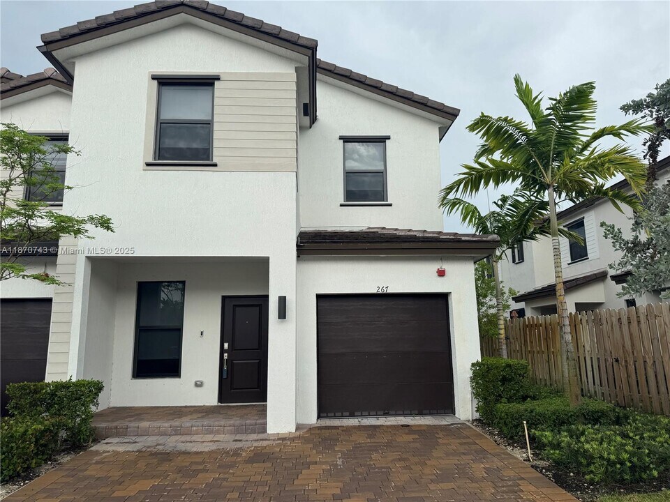267 SW 159th Dr in Pembroke Pines, FL - Building Photo