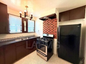 2417 Burnside Ave in Los Angeles, CA - Building Photo - Building Photo