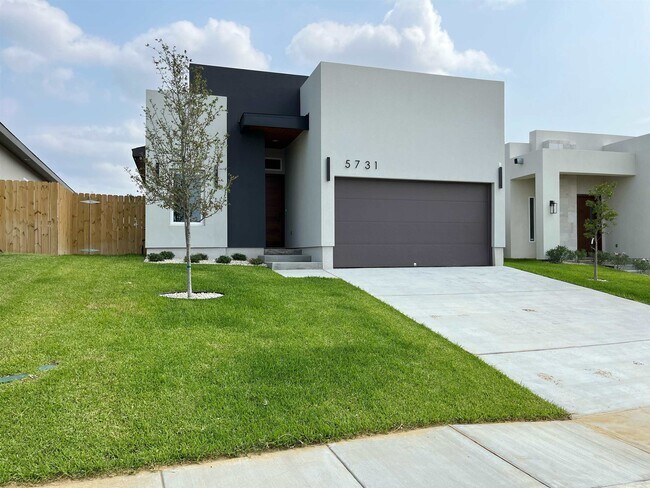 5731 Beefalo Ln in Laredo, TX - Building Photo - Building Photo