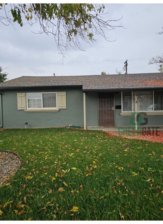 913 Hawthorne Ave in Modesto, CA - Building Photo