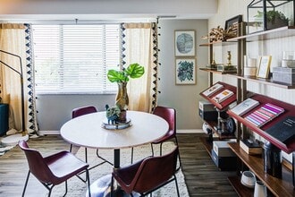 Beachwood Apartments in Beachwood, OH - Foto de edificio - Building Photo