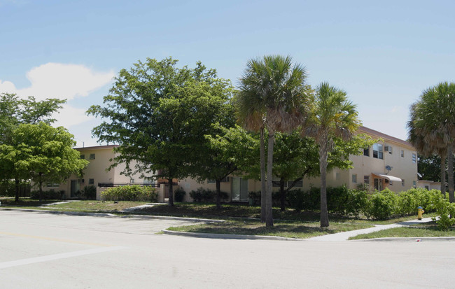 2-Bedroom 1-Bedroom complex in North Miami Beach, FL - Building Photo - Building Photo