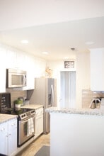 8000 Kroll Way, Unit 102 in Bakersfield, CA - Building Photo - Building Photo