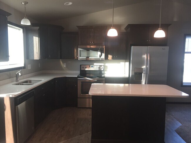 805 Albert Dr W in West Fargo, ND - Building Photo - Building Photo