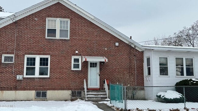 1058 Washington Ave in Albany, NY - Building Photo - Building Photo