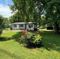 61 W Rocky St in White, GA - Building Photo