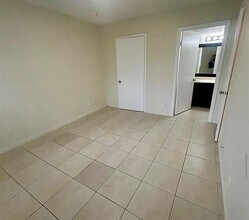 5760 Rock Island Rd, Unit 327 in Tamarac, FL - Building Photo - Building Photo
