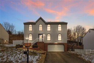 123 Stratford Ct in New Stanton, PA - Building Photo
