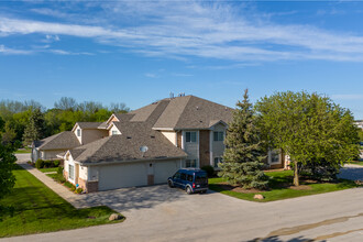 The Willows in New Berlin, WI - Foto de edificio - Building Photo