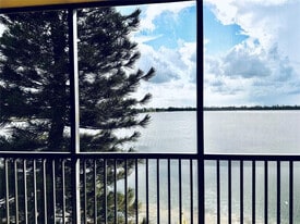 111 Lake Emerald Dr in Oakland Park, FL - Building Photo