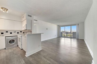 1500 Bay Rd, Unit S-1004 in Miami Beach, FL - Building Photo - Building Photo