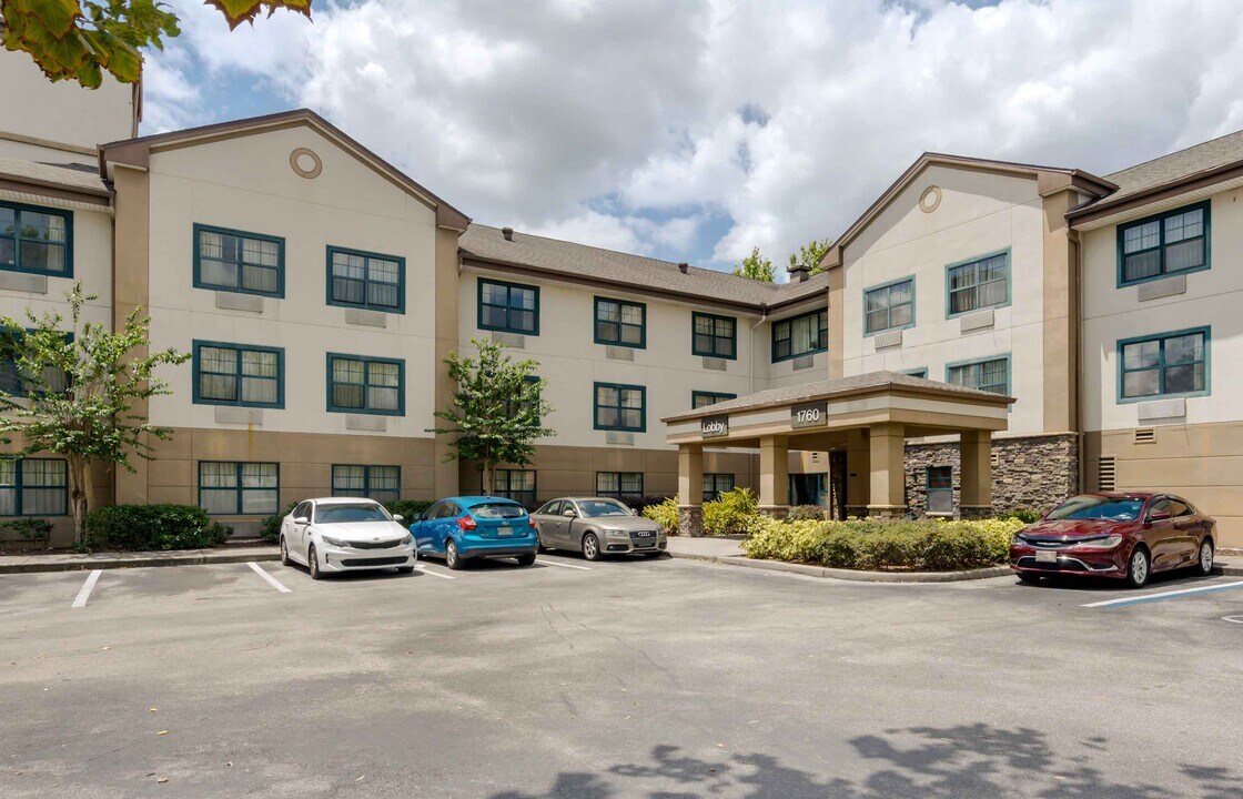 1760 Pembrook Dr in Orlando, FL - Foto de edificio
