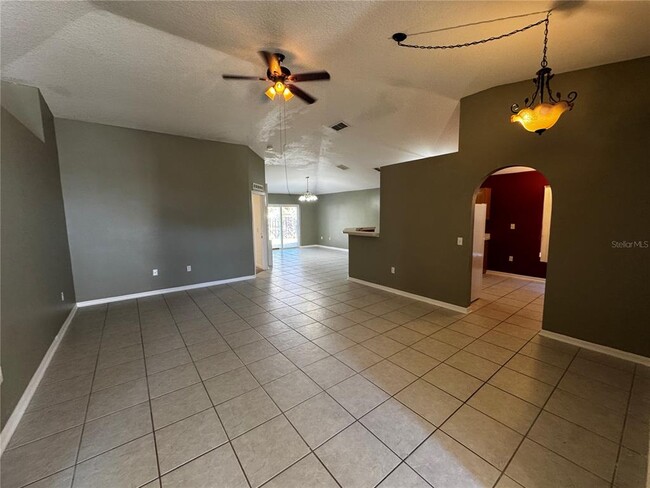 1043 Vanderbilt Dr in Eustis, FL - Building Photo - Building Photo