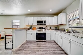 1374 Forest View Dr in Blanco, TX - Building Photo - Building Photo