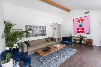 4080 Meadowlark Dr in Calabasas, CA - Building Photo - Building Photo