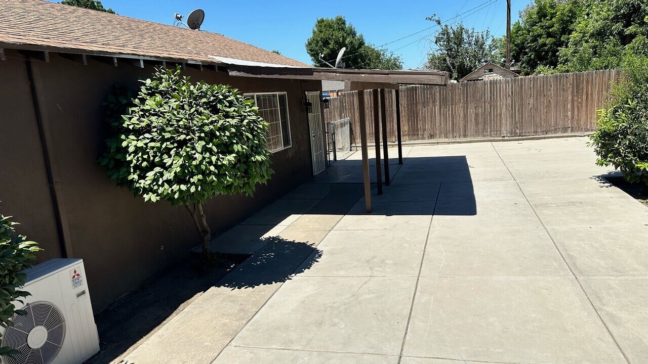 9820 Greenacres Dr in Bakersfield, CA - Building Photo