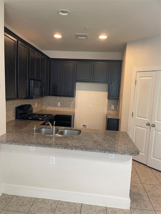 property at 2212 Creekside Ln
