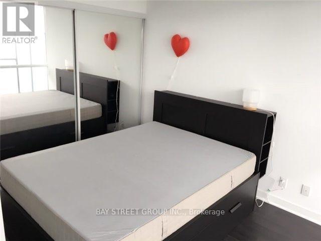 15-3815 Grenville St in Toronto, ON - Building Photo