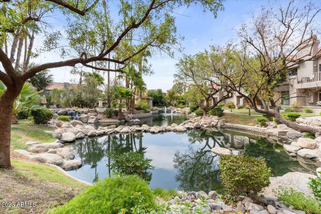 10017 E Mountain View Rd in Scottsdale, AZ - Foto de edificio