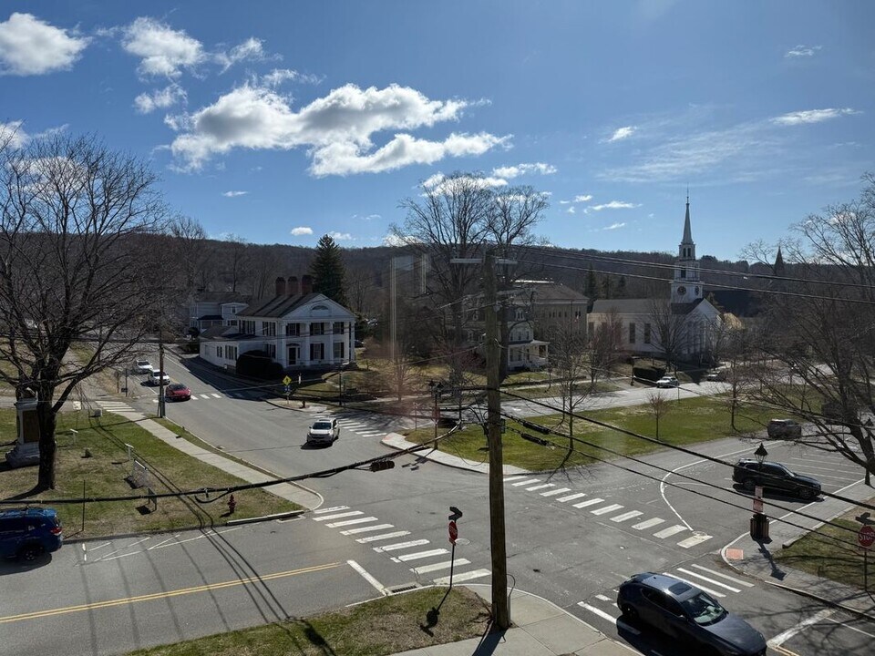 1 Aspetuck Ave in New Milford, CT - Foto de edificio