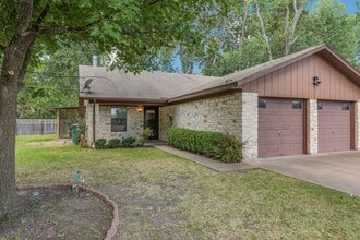 2109 Holly Springs Dr in Taylor, TX - Building Photo - Building Photo