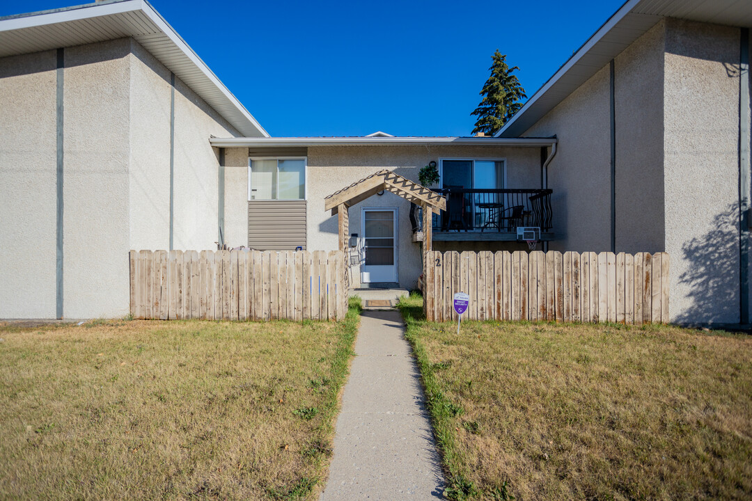 4504 73 St NW in Calgary, AB - Building Photo