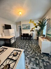 48 Cook St, Unit 1 in Newton, MA - Foto de edificio - Building Photo