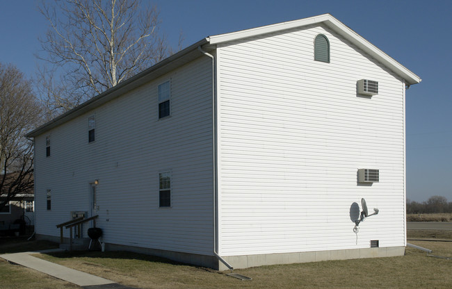 416 E 3rd St in Leaf River, IL - Foto de edificio - Building Photo