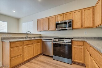 8079 Duneville St in Las Vegas, NV - Building Photo - Building Photo