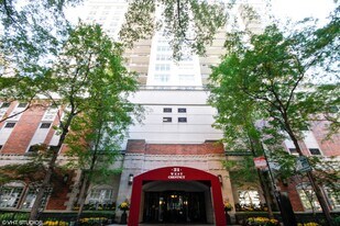 21 W Chestnut St in Chicago, IL - Building Photo