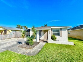 717 99th Ave N in Naples, FL - Building Photo