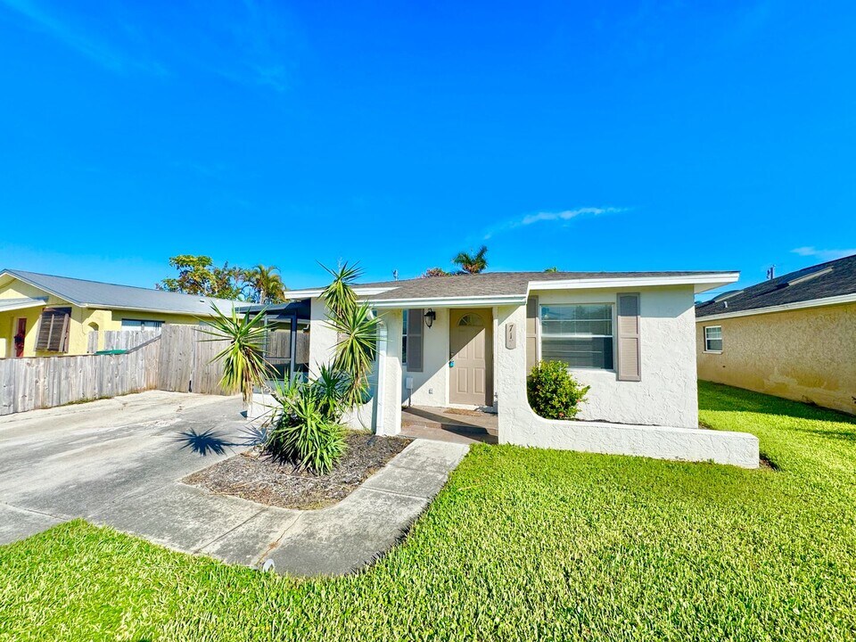 717 99th Ave N in Naples, FL - Building Photo