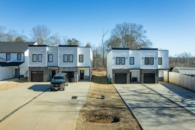 653-699 Neighborhood Rd in Wellford, SC - Building Photo - Building Photo