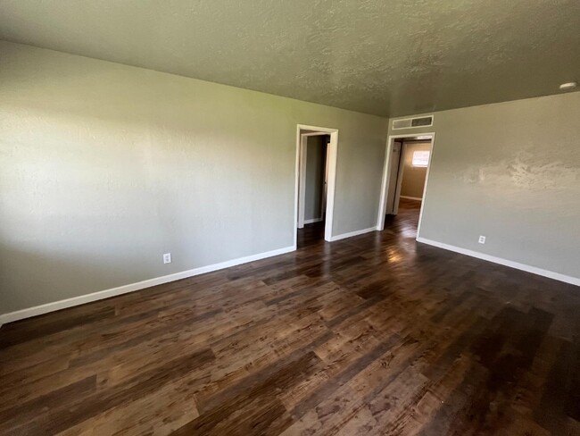 2132 N First St in Fresno, CA - Foto de edificio - Building Photo